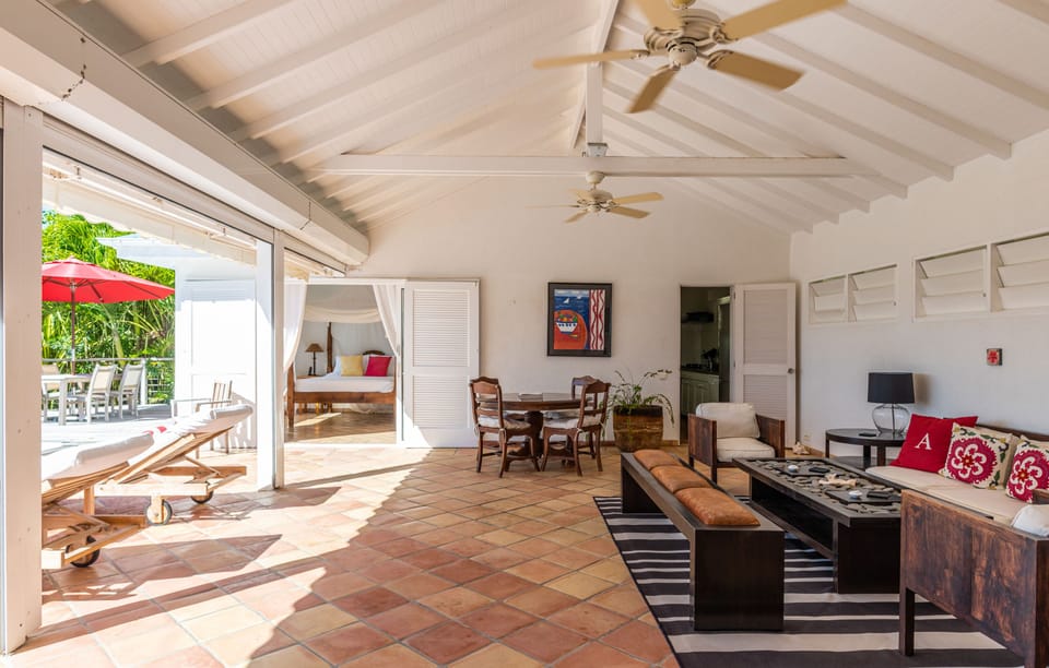 HD-TV, Dish network, ceiling fan. Opens onto the terrace. Ocean view.  