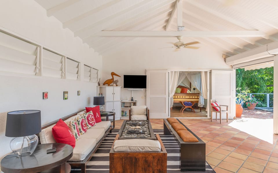 HD-TV, Dish network, ceiling fan. Opens onto the terrace. Ocean view.  