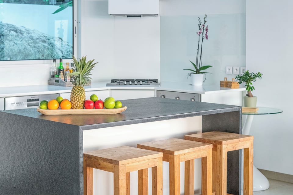 Modern and fully equipped. Electric oven, induction cooker, microwave, refrigerator and freezer, ice machine, dishwasher, filter coffee maker and coffee machine Nespresso, toaster, mixer, electric fruit press, electric kettle. Outdoor dining table on the 