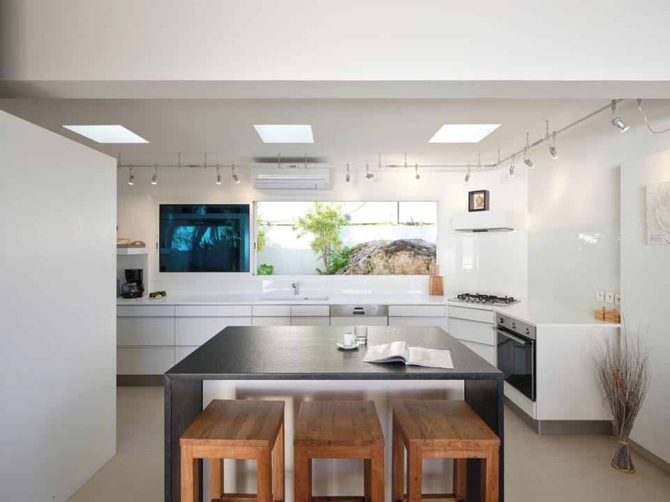 Modern and fully equipped. Electric oven, induction cooker, microwave, refrigerator and freezer, ice machine, dishwasher, filter coffee maker and coffee machine Nespresso, toaster, mixer, electric fruit press, electric kettle. Outdoor dining table on the 