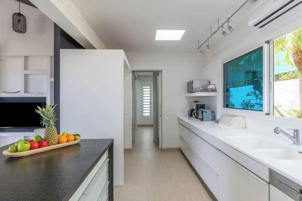 Modern and fully equipped. Electric oven, induction cooker, microwave, refrigerator and freezer, ice machine, dishwasher, filter coffee maker and coffee machine Nespresso, toaster, mixer, electric fruit press, electric kettle. Outdoor dining table on the 