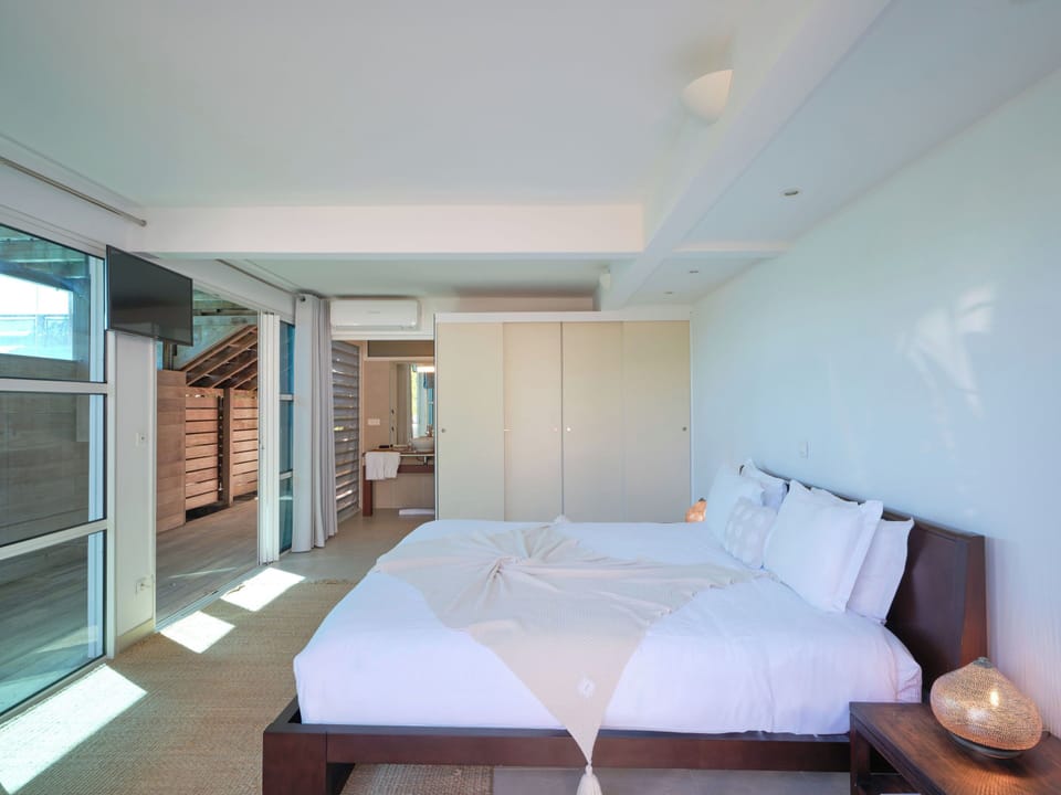 On the lower level. King size bed, air conditioning, HD-TV, Dish Network, safe. Ensuite bathroom with a shower. 