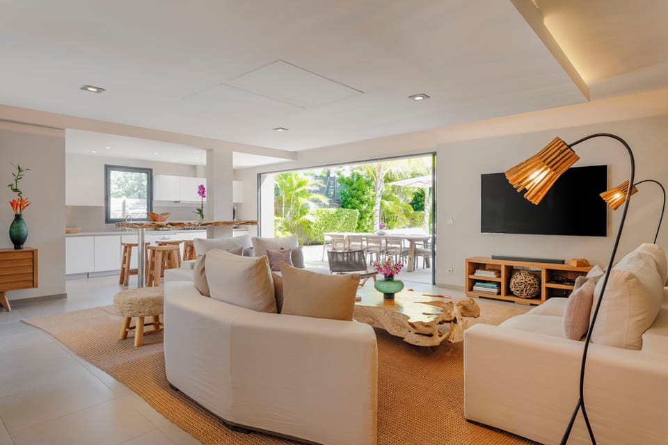 Expansive living area opening onto the terrace. Air-conditioning, HD-TV, Dish Network, Apple TV. Fully equipped kitchen. Electric oven, gas stove, microwave, refrigerator, mixer, centrifuge, freezer, dishwasher, Nespresso machine, blender, kettle, toaster