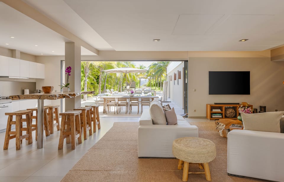 Expansive living area opening onto the terrace. Air-conditioning, HD-TV, Dish Network, Apple TV. Fully equipped kitchen. Electric oven, gas stove, microwave, refrigerator, mixer, centrifuge, freezer, dishwasher, Nespresso machine, blender, kettle, toaster
