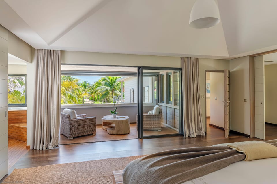 On the upper level. King size bed, air conditioning, HD-TV, Apple TV, Dish Network, dressing room, programmable safe. Adjoining bathroom with shower, bathtub, double basin, hair dryer, towels and beach towels. Private terrace. 