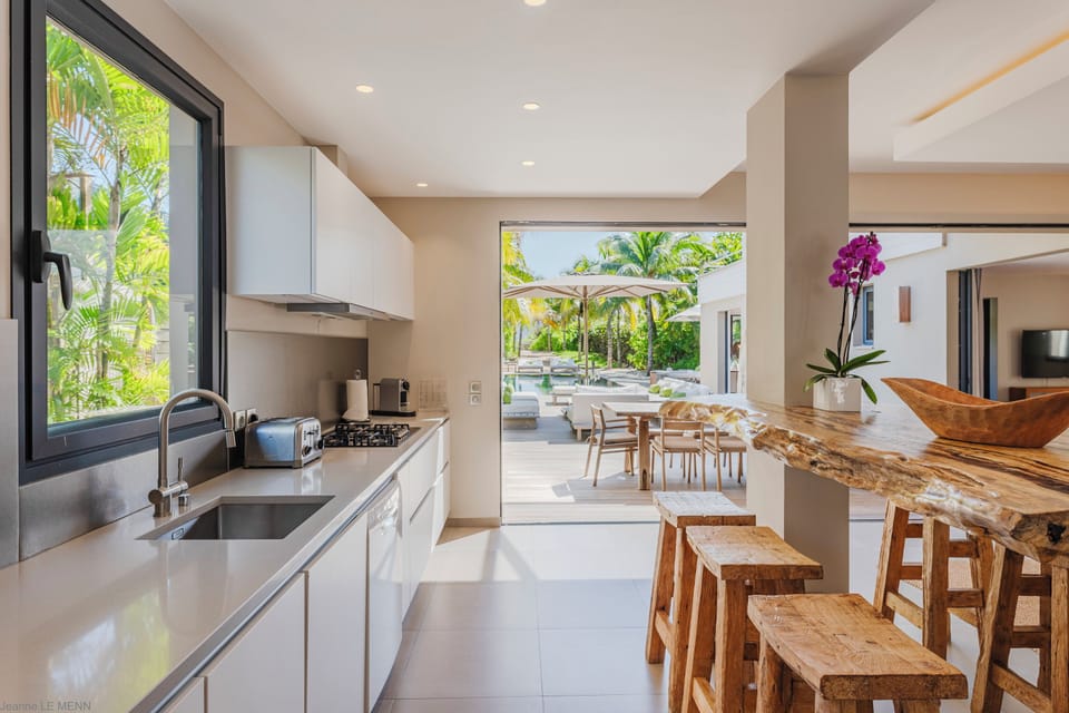 Expansive living area opening onto the terrace. Air-conditioning, HD-TV, Dish Network, Apple TV. Fully equipped kitchen. Electric oven, gas stove, microwave, refrigerator, mixer, centrifuge, freezer, dishwasher, Nespresso machine, blender, kettle, toaster