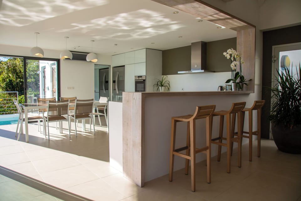 Air-conditioned, fully equipped kitchen. Oven, microwave oven, mixer, blender, refrigerator, freezer, ice machine, dishwasher, citrus press, Nespresso coffee machine, kettle, toaster. Wine cellar. Dining table with four chairs.