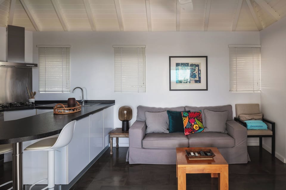 Spacious and air-conditioned living room, HD-TV, dish network.
