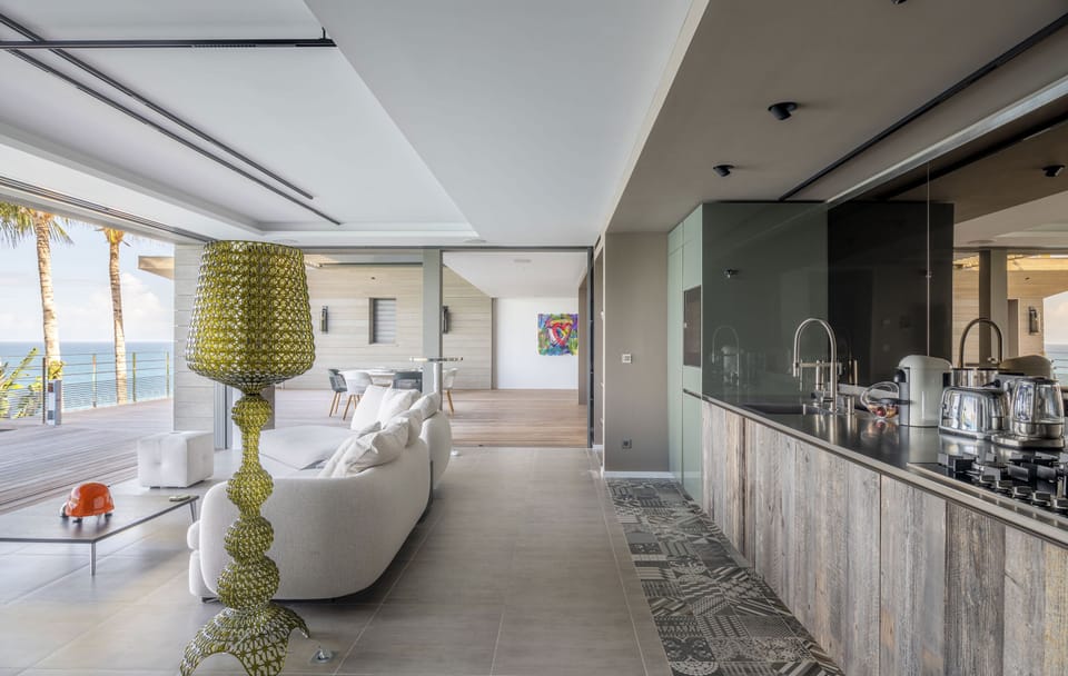 Fully equipped. Electric oven, gas stove, microwave, refrigerator, mixer, centrifuge, freezer, dishwasher, Nespresso machine, blender, kettle, toaster. Dining table for 8 people on the covered terrace. 