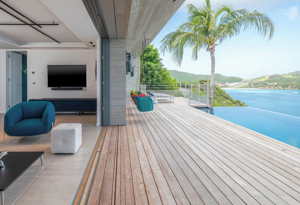 Expansive living area opening onto the terrace. Air-conditioning, HD-TV, Dish Network, Apple TV. 