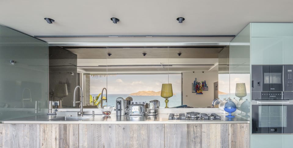 Fully equipped. Electric oven, gas stove, microwave, refrigerator, mixer, centrifuge, freezer, dishwasher, Nespresso machine, blender, kettle, toaster. Dining table for 8 people on the covered terrace. 