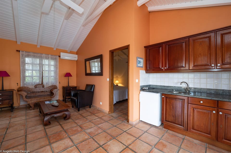 Air conditioning, ceiling fan, queen size bed, safe. Ensuite bathroom with shower. The bedrooms opens onto the terrace and the pool. 