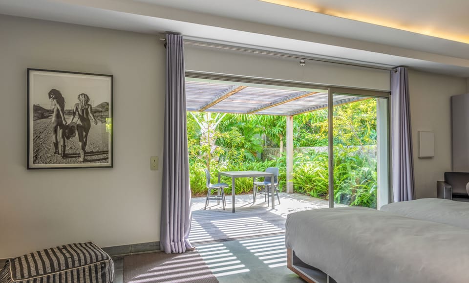 Located in a private cottage, at the entrance of the property. King size bed (or Twin beds upon request), air conditioning, HD-TV, Apple TV, Dish Network, dressing room, programmable safe, kitchenette. Adjoining bathroom with shower, double basin, hair dr