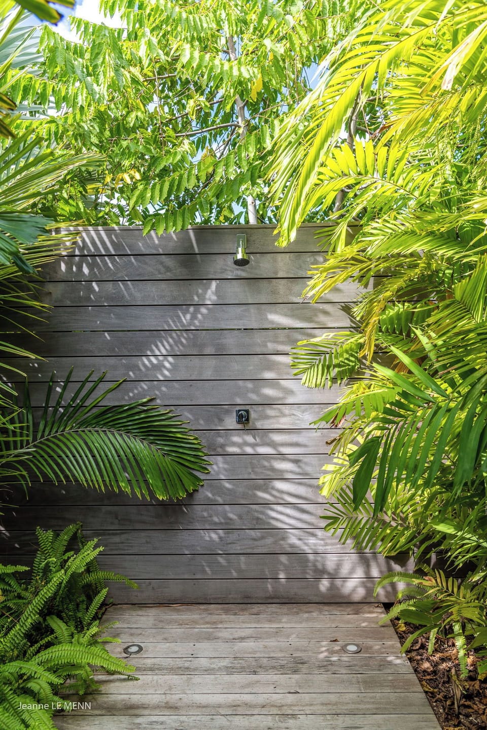 In a private cottage, next to the pool. King size bed, air conditioning, HD-TV, Apple TV, Dish Network, dressing room, programmable safe. Adjoining bathroom with shower, bath, double basin, hair dryer, towels and beach towels. 
