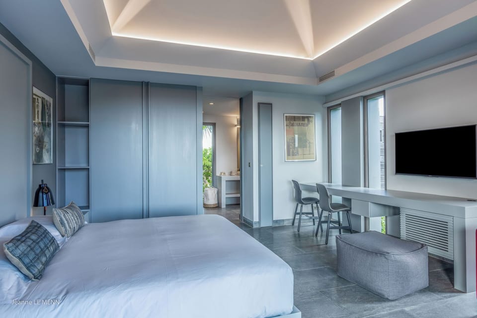 King size bed, air conditioning, HD-TV, Apple TV, Dish Network, dressing room, programmable safe. Adjoining bathroom with shower, double basin, hair dryer, towels and beach towels. 