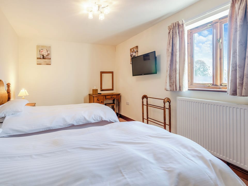 Twin bedroom | Chestnut Cottage - Grange Farm Park, Louth