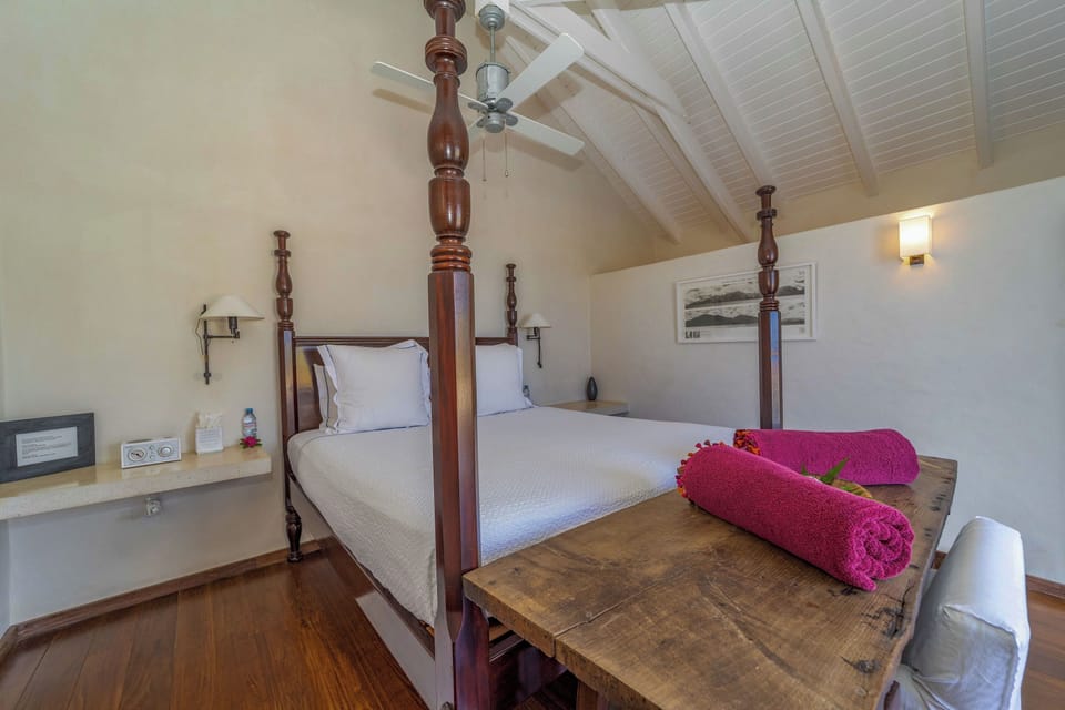 On the main level. King size bed, air conditioning, ceiling fan, safe. Ensuite bathroom with shower. The bedroom opens onto the terrace. 