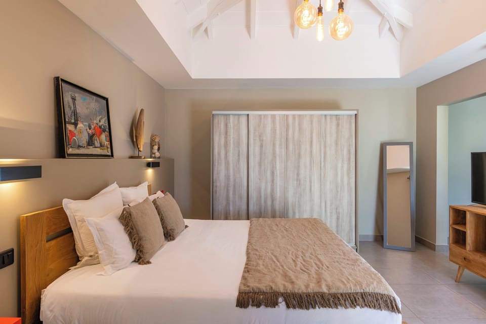 On an intermediate level. King size bed, air-conditioning, HD-TV, Canal Satellite. Ensuite bathroom, hair dryer, safe. The bedroom is connected with bedroom 1 by a corridor.  
