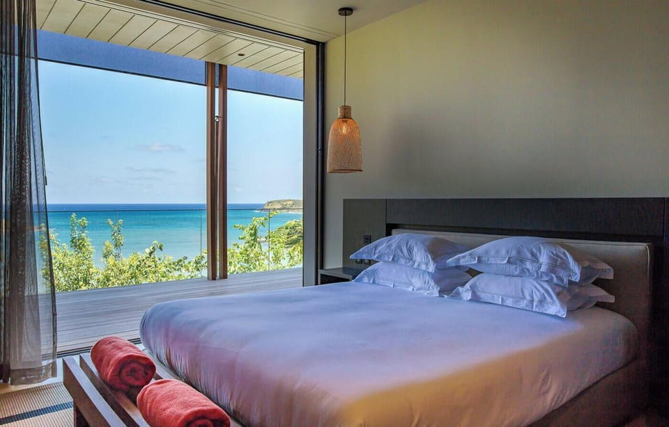 On the lower level. King size bed, air conditioning, ceiling fan, safe, dressing room. Ensuite bathroom with italian shower, double sink and WC. Access to the terrace and ocean view.