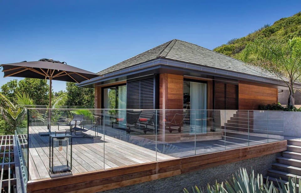 Located in a separate bungalow at the pool level. King size bed, air conditioning, ceiling fan, HD-TV, safe, dressing room, Ensuite bathroom with indoor Italian shower and outdoor shower, double sinks, and WC. Private terrace and ocean view.
