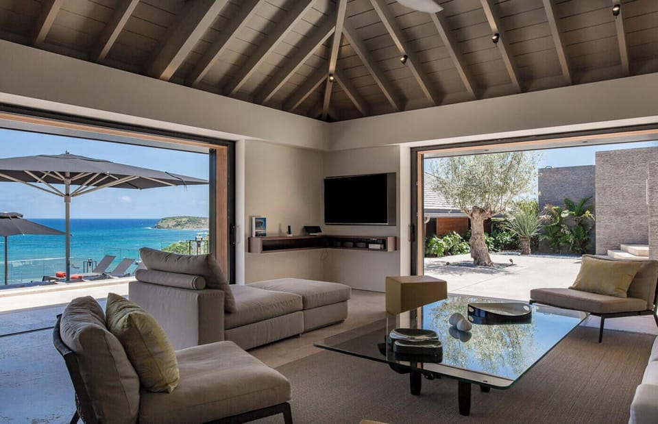 Large spacious and air-conditioned room with panoramic view of the bay, overlooking the pool terrace. HD-TV, dish Network, Apple TV. 