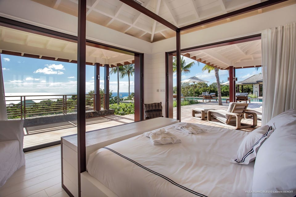 King size bed, air conditioning, ceiling fan, HD-TV, satellite channel, dish network, iPod connection, programmable safe, WIFI. Ensuite bathroom, with rain shower, outdoor shower, double sink, hairdryer, solarium. Private terrace. 
