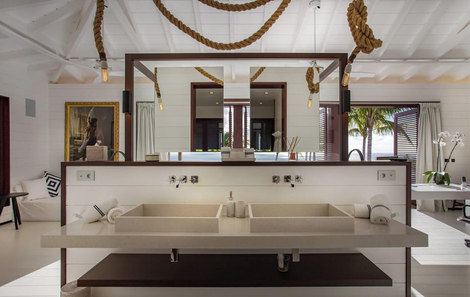 Located on the upper level. King size bed, air conditioning, ceiling fan, HD-TV, satellite channel, Dish Network, sound system, programmable safe, WIFI. Ensuite bathroom with rain shower, double sink, hairdryer. Private terrace, ocean view.