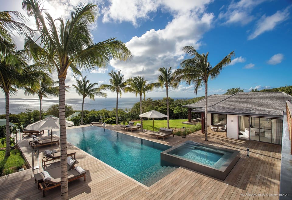Located on the upper level. King size bed, air conditioning, ceiling fan, HD-TV, satellite channel, Dish Network, sound system, programmable safe, WIFI. Ensuite bathroom with rain shower, double sink, hairdryer. Private terrace, ocean view.