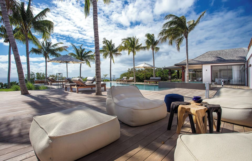 Nice outdoor living area on the covered terrace. 