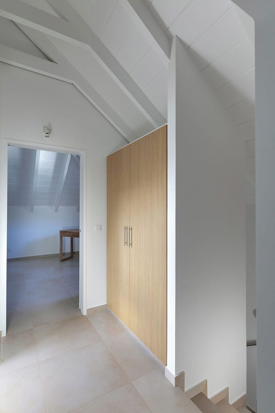 On the upper level. King size bed, air conditioning, HD-TV, Apple TV, safe. Shared bathroom with rain shower and regular shower, 2 sinks, towels and beach towels. 
