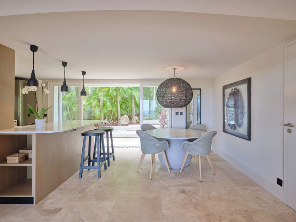 Air conditioned and fully equipped kitchen, electric oven and stove, refrigerator and freezer, microwave, dishwasher, coffee maker, Nespresso machine, mixer, toaster. Indoor dining table for 4 people. 