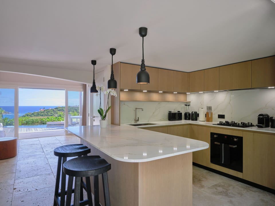 Air conditioned and fully equipped kitchen, electric oven and stove, refrigerator and freezer, microwave, dishwasher, coffee maker, Nespresso machine, mixer, toaster. Indoor dining table for 4 people. 