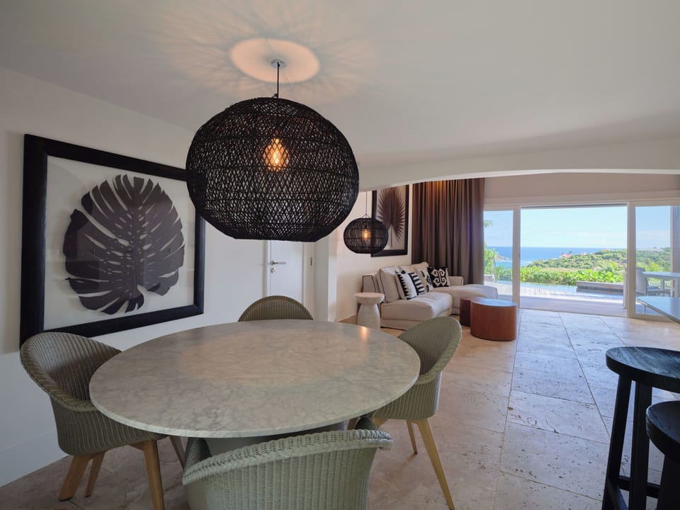 Air conditioned and fully equipped kitchen, electric oven and stove, refrigerator and freezer, microwave, dishwasher, coffee maker, Nespresso machine, mixer, toaster. Indoor dining table for 4 people. 
