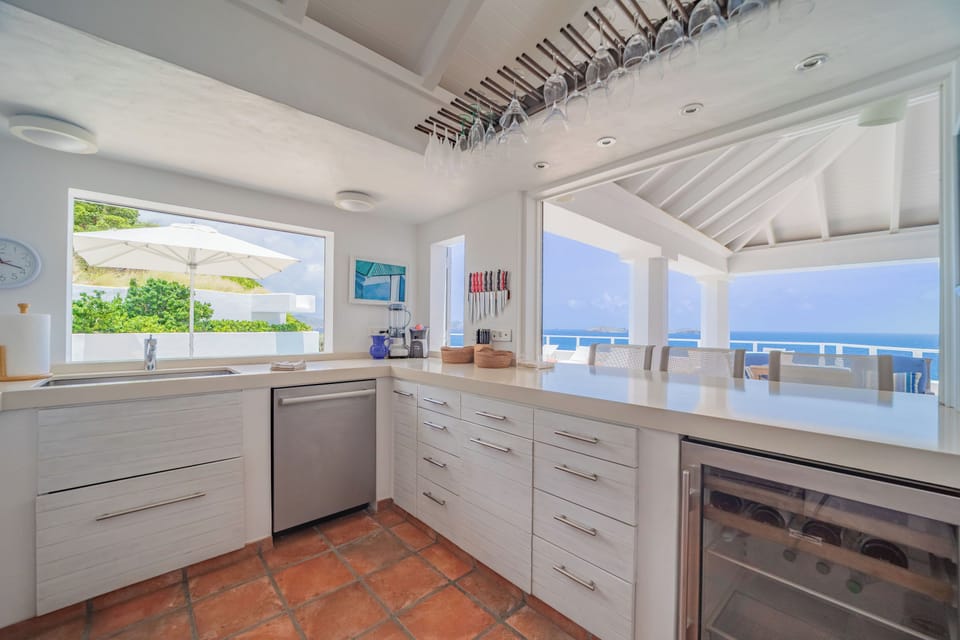 Fully equipped, refrigerator and wine storage, Nespresso machine, centrifuge, mixer and dishwasher, microwave, toaster. Open to swimming pool and covered terrace. 
