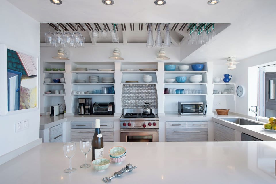 Fully equipped, refrigerator and wine storage, Nespresso machine, centrifuge, mixer and dishwasher, microwave, toaster. Open to swimming pool and covered terrace. 