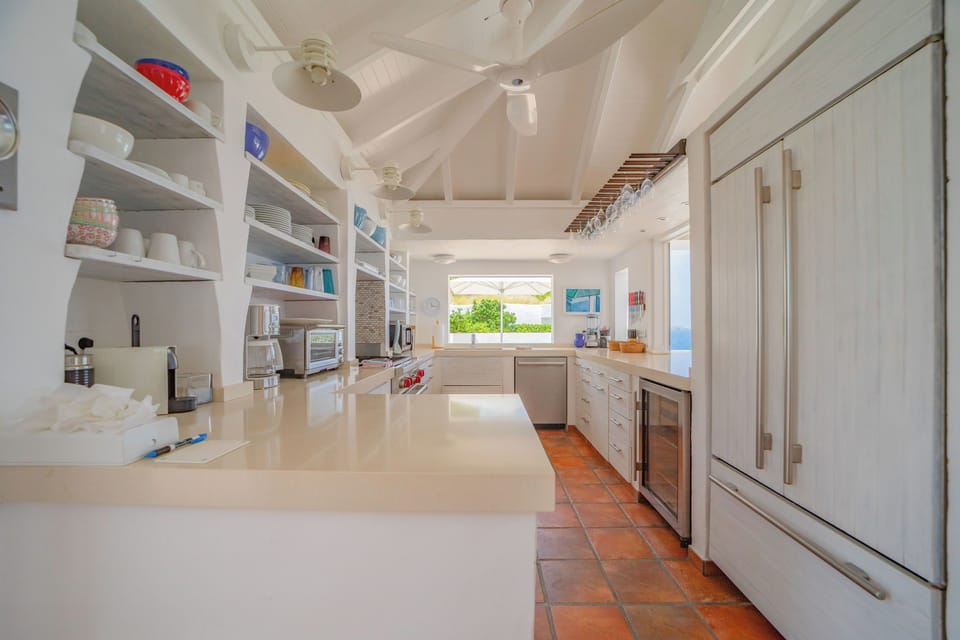 Fully equipped, refrigerator and wine storage, Nespresso machine, centrifuge, mixer and dishwasher, microwave, toaster. Open to swimming pool and covered terrace. 