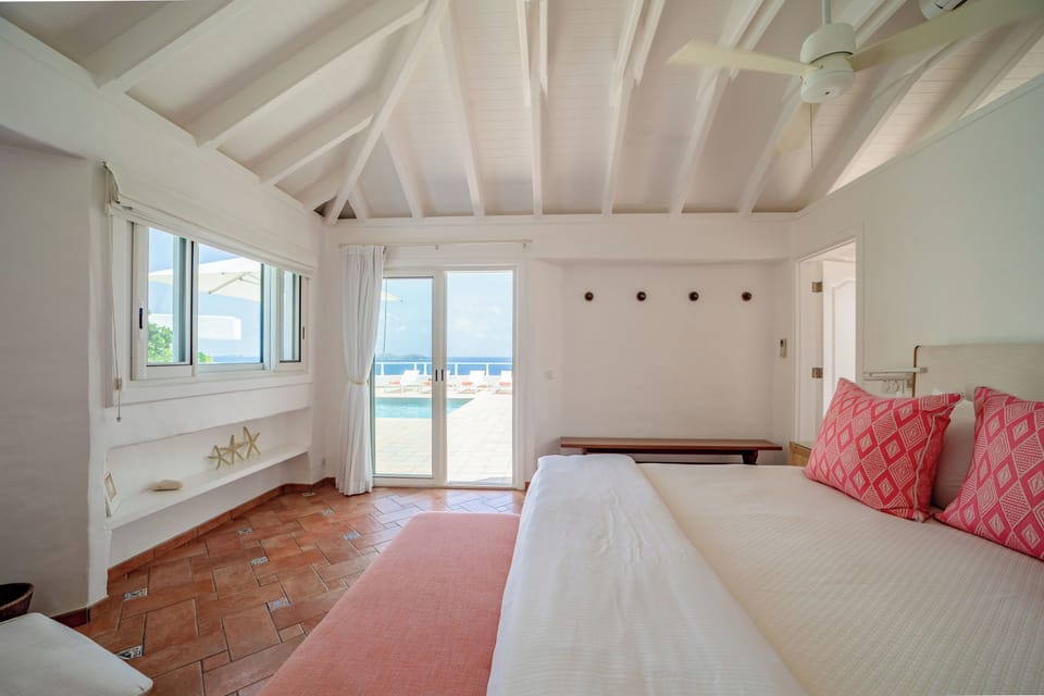 King size bed, air conditioning, ceiling fan, desk, Bose stereo with iPod docking station, programmable safe. Ensuite bathroom with shower, double sinks and WC. Private terrace. Ocean view. 