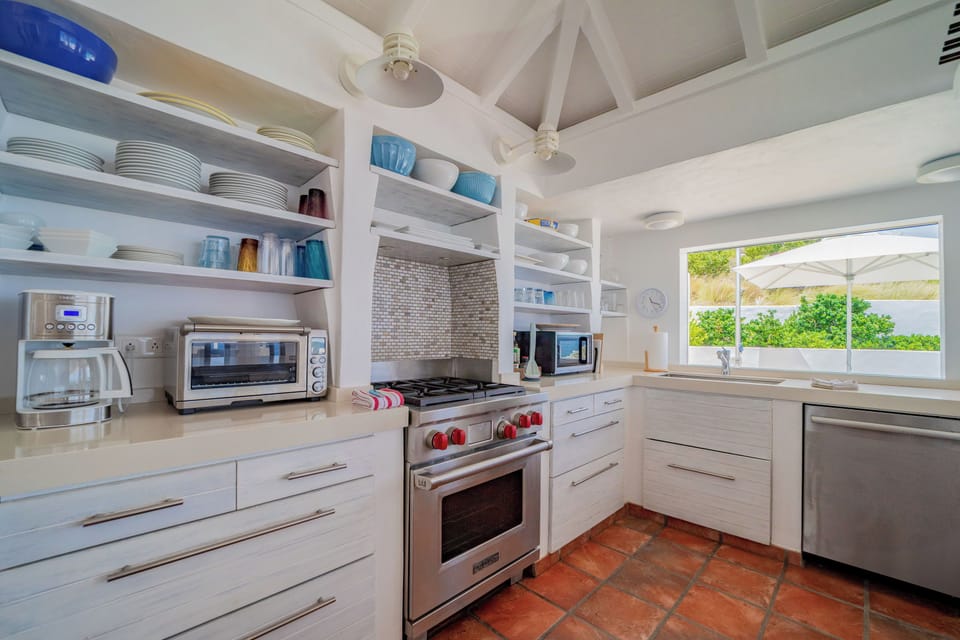 Fully equipped, refrigerator and wine storage, Nespresso machine, centrifuge, mixer and dishwasher, microwave, toaster. Open to swimming pool and covered terrace. 