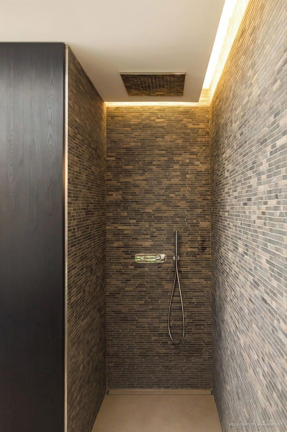 King size bed, air conditioning, safe, HD-TV, dish network, Apple TV, WIFI. Ensuite bathroom with rain shower, massage jets and regular shower, large dressing room, double sinks, hairdryer, bathrobes, towels and beach towels. Ocean view. 