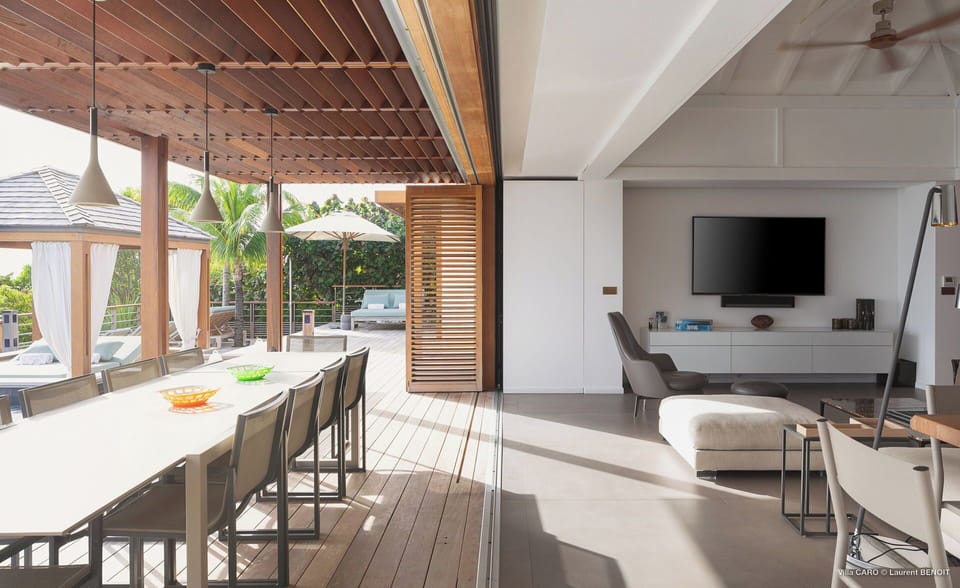 Large dining table for 14 guests on the covered terrace.