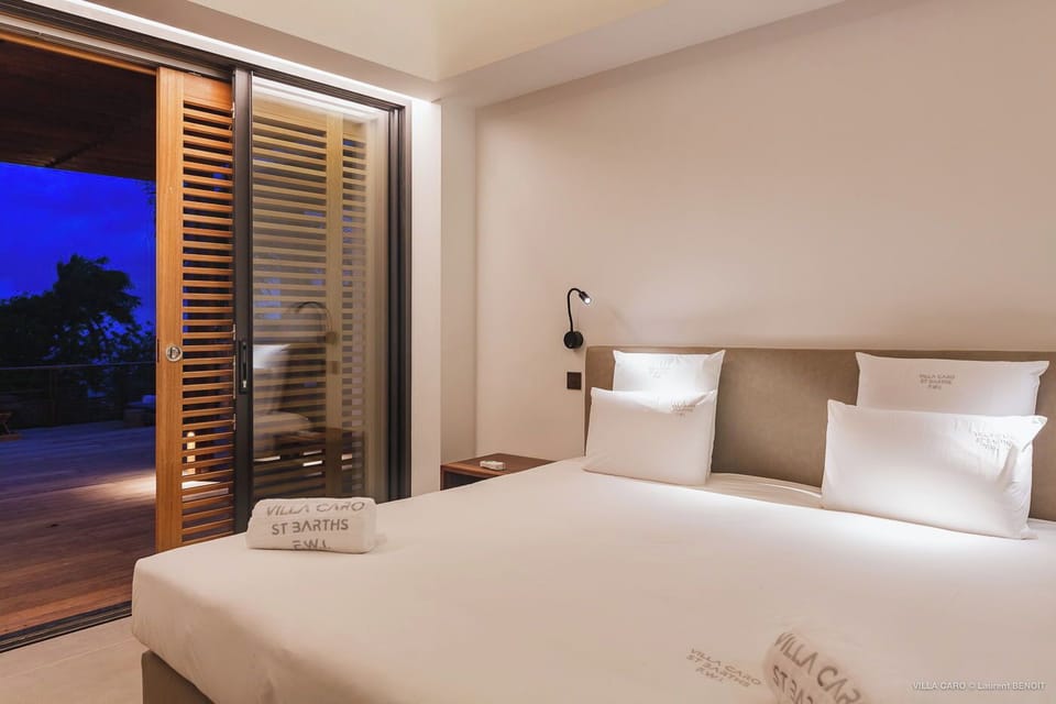 King size bed, air conditioning, safe, HD-TV, dish network, Apple TV, WIFI. Ensuite bathroom with rain shower, massage jets and regular shower, large dressing room, double sinks, hairdryer, bathrobes, towels and beach towels. Ocean view. 