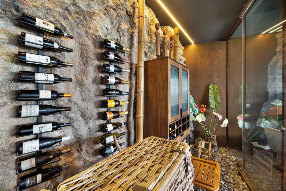 Fully equipped kitchen, central island unit, fridge and freezer with ice machine, cooking range with gas burners, hood, microwave, dishwasher, filter coffee maker and espresso coffee machine, wine cooler, toaster. Outdoor wooden dining table on the covere