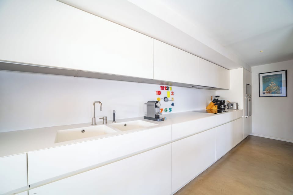 Modern and fully equipped. Air conditioning, electric oven, induction cooker, microwave, refrigerator and freezer, ice machine, dishwasher, filter coffee maker and coffee machine Nespresso, wine cellar, toaster, mixer, electric fruit press, extractor, ele