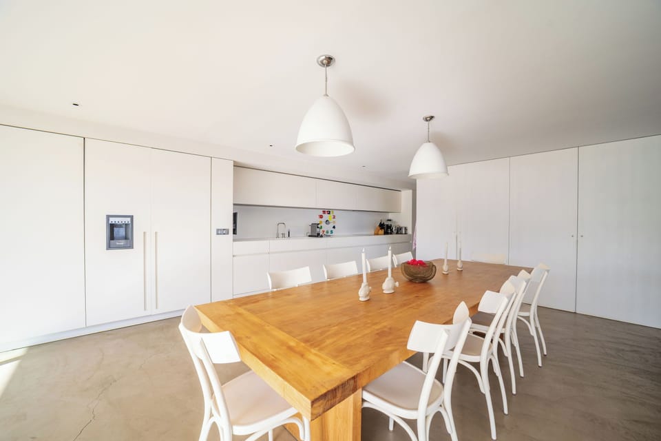 Modern and fully equipped. Air conditioning, electric oven, induction cooker, microwave, refrigerator and freezer, ice machine, dishwasher, filter coffee maker and coffee machine Nespresso, wine cellar, toaster, mixer, electric fruit press, extractor, ele