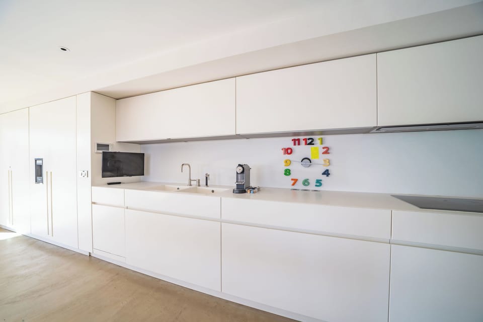 Modern and fully equipped. Air conditioning, electric oven, induction cooker, microwave, refrigerator and freezer, ice machine, dishwasher, filter coffee maker and coffee machine Nespresso, wine cellar, toaster, mixer, electric fruit press, extractor, ele