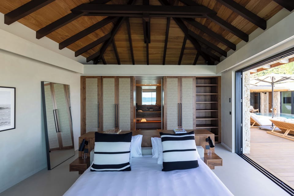 Facing the view. King size bed, air conditioning, HD-TV, Dish Network and DVD player, telephone, WIFI, safe. Ensuite bathroom with rain shower, double sinks, hair dryer, towels and beach towels. 