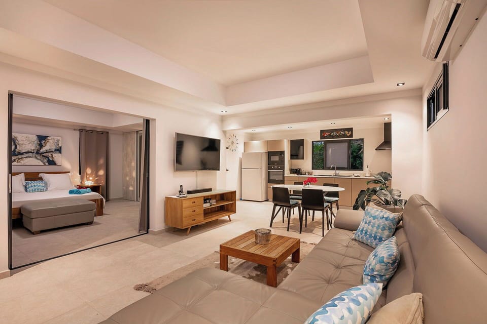 Air-conditioned, HD-TV, Apple TV. Outside lounge on the covered terrace. 