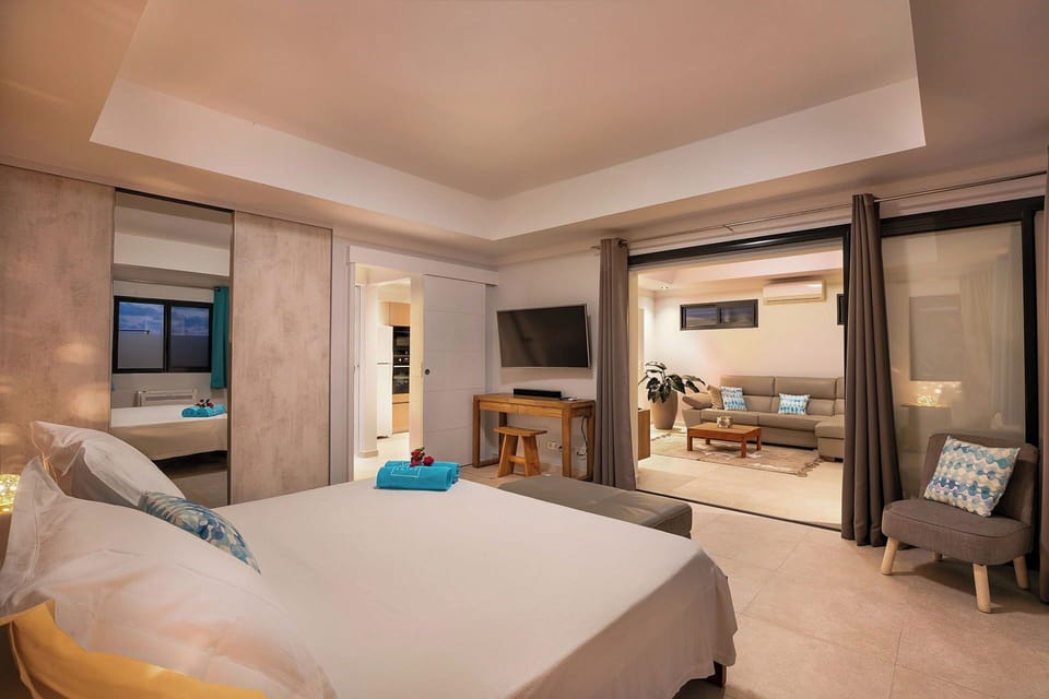 King size bed, air conditioning, HD-TV, Apple TV, safe. Ensuite bathroom with rain shower and regular shower, 2 sinks, towels and beach towels. Garden and pool view. 