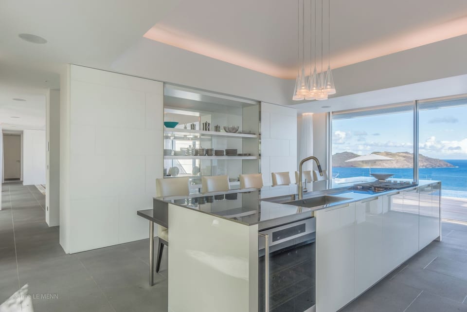 Fully equipped and air-conditioned kitchen. Electric oven, gas stove, microwave, refrigerator, mixer, centrifuge, freezer, dishwasher, Nespresso machine, blender, kettle, toaster, breakfast bar. Large dining table for 10 guests in the living room. Outdoor