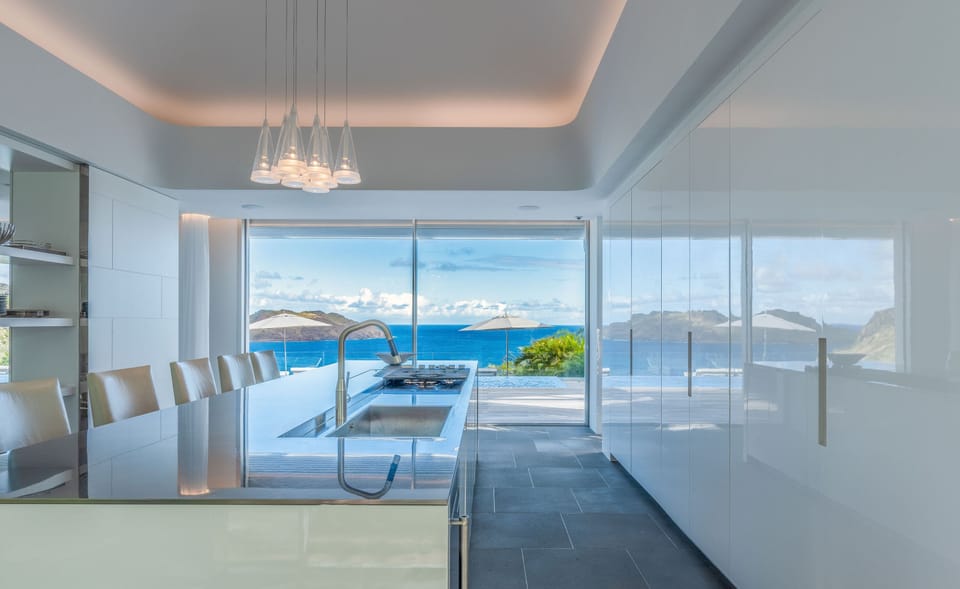 Fully equipped and air-conditioned kitchen. Electric oven, gas stove, microwave, refrigerator, mixer, centrifuge, freezer, dishwasher, Nespresso machine, blender, kettle, toaster, breakfast bar. Large dining table for 10 guests in the living room. Outdoor